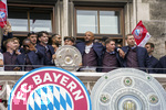17.05.2026, Fussball Bundesliga 2025/2026, Meisterfeier des FC Bayern München auf dem Rathausbalkon in München.  Trainer Vincent Kompany (FC Bayern München) mit der Meisterschale.mcotr, Torwart-Trainer Michael Rechner (FC Bayern München), 