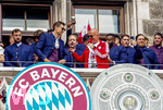 17.05.2026, Fussball Bundesliga 2025/2026, Meisterfeier des FC Bayern München auf dem Rathausbalkon in München.  Leon Goretzka (FC Bayern München) und Moderator Stephan Lehmann