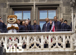 17.05.2026, Fussball Bundesliga 2025/2026, Meisterfeier des FC Bayern München auf dem Rathausbalkon in München.  Trainer Vincent Kompany (FC Bayern München) und Harry Kane (FC Bayern München) 