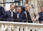 17.05.2026, Fussball Bundesliga 2025/2026, Meisterfeier des FC Bayern München auf dem Rathausbalkon in München. v.li: Rouven Kasper (VORSTAND MARKETING UND VERTRIEB, FC Bayern),  Sportvorstand Max Eberl (Bayern München), Vorstandsvorsitzender Jan-Christian Dreesen (FC Bayern München) 