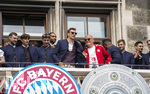 17.05.2026, Fussball Bundesliga 2025/2026, Meisterfeier des FC Bayern München auf dem Rathausbalkon in München.  Leon Goretzka (FC Bayern München) und Moderator Stephan Lehmann