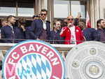17.05.2026, Fussball Bundesliga 2025/2026, Meisterfeier des FC Bayern München auf dem Rathausbalkon in München.  Leon Goretzka (FC Bayern München) und Moderator Stephan Lehmann
