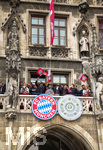 17.05.2026, Fussball Bundesliga 2025/2026, Meisterfeier des FC Bayern München auf dem Rathausbalkon in München.  Mannschaft auf dem Balkon  Trainer Vincent Kompany (FC Bayern München) Tom Bischof (Bayern München) 
