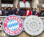 17.05.2026, Fussball Bundesliga 2025/2026, Meisterfeier des FC Bayern München auf dem Rathausbalkon in München.  Leon Goretzka (FC Bayern München) und Moderator Stephan Lehmann