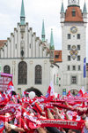 17.05.2026, Fussball Bundesliga 2025/2026, Meisterfeier des FC Bayern München auf dem Rathausbalkon in München.  Bayernfans am Marienplatz 