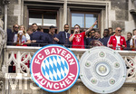 17.05.2026, Fussball Bundesliga 2025/2026, Meisterfeier des FC Bayern München auf dem Rathausbalkon in München.  Sänger Der Oimara singt sein Lied MÖBELSTÜCK auf dem Balkon