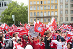 17.05.2026, Fussball Bundesliga 2025/2026, Meisterfeier des FC Bayern München auf dem Rathausbalkon in München.  Bayernfans am Marienplatz 