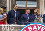 17.05.2026, Fussball Bundesliga 2025/2026, Meisterfeier des FC Bayern München auf dem Rathausbalkon in München. Konrad Laimer (FC Bayern München) mit der Meisterschale. Jamal Musiala (Bayern München), Torwart Manuel Neuer (FC Bayern München), Joshua Kimmich (FC Bayern München) 