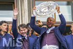 17.05.2026, Fussball Bundesliga 2025/2026, Meisterfeier des FC Bayern München auf dem Rathausbalkon in München. Trainer Vincent Kompany (FC Bayern München) mit der Schale  