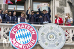 17.05.2026, Fussball Bundesliga 2025/2026, Meisterfeier des FC Bayern München auf dem Rathausbalkon in München. Torwart Sven Ulreich (FC Bayern München) mit der Meisterschale. 