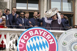 17.05.2026, Fussball Bundesliga 2025/2026, Meisterfeier des FC Bayern München auf dem Rathausbalkon in München. Lennart Karl (FC Bayern München) mit der Meisterschale.  Torwart Manuel Neuer (FC Bayern München), Serge Gnabry (FC Bayern München), Aleksandar Pavlovic (Bayern München)  