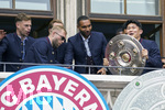 17.05.2026, Fussball Bundesliga 2025/2026, Meisterfeier des FC Bayern München auf dem Rathausbalkon in München. Min-jae Kim (Bayern München, Minjae Kim) mit der Meisterschale, Joshua Kimmich (FC Bayern München), Konrad Laimer (FC Bayern München), Jonathan Tah (FC Bayern München) 