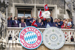 17.05.2026, Fussball Bundesliga 2025/2026, Meisterfeier des FC Bayern München auf dem Rathausbalkon in München. Lennart Karl (FC Bayern München), Aleksandar Pavlovic (Bayern München) , Tom Bischof (Bayern München) 