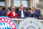 17.05.2026, Fussball Bundesliga 2025/2026, Meisterfeier des FC Bayern München auf dem Rathausbalkon in München. Moderator Stephan Lehmann, Oberbürgermeister Dominik Krause, Präsident Herbert Hainer (FC Bayern), 