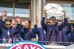 17.05.2026, Fussball Bundesliga 2025/2026, Meisterfeier des FC Bayern München auf dem Rathausbalkon in München. Aleksandar Pavlovic (Bayern München)  mit der Meisterschale. Joshua Kimmich (FC Bayern München), Harry Kane (FC Bayern München),  Serge Gnabry (FC Bayern München), 
