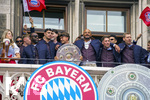 17.05.2026, Fussball Bundesliga 2025/2026, Meisterfeier des FC Bayern München auf dem Rathausbalkon in München. Tom Bischof (Bayern München) und Trainer Vincent Kompany (FC Bayern München) mit der Schale  