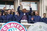 17.05.2026, Fussball Bundesliga 2025/2026, Meisterfeier des FC Bayern München auf dem Rathausbalkon in München. Trainer Vincent Kompany (FC Bayern München) mit der Schale  