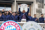 17.05.2026, Fussball Bundesliga 2025/2026, Meisterfeier des FC Bayern München auf dem Rathausbalkon in München. Trainer Vincent Kompany (FC Bayern München) mit der Schale  