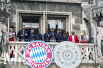 17.05.2026, Fussball Bundesliga 2025/2026, Meisterfeier des FC Bayern München auf dem Rathausbalkon in München. Konrad Laimer (FC Bayern München) mit der Meisterschale. 