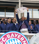 17.05.2026, Fussball Bundesliga 2025/2026, Meisterfeier des FC Bayern München auf dem Rathausbalkon in München. Trainer Vincent Kompany (FC Bayern München) mit der Schale  
