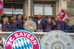 17.05.2026, Fussball Bundesliga 2025/2026, Meisterfeier des FC Bayern München auf dem Rathausbalkon in München. Trainer Vincent Kompany (FC Bayern München) mit der Schale  