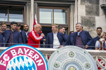 17.05.2026, Fussball Bundesliga 2025/2026, Meisterfeier des FC Bayern München auf dem Rathausbalkon in München. Moderator Stephan Lehmann, Oberbürgermeister Dominik Krause, Präsident Herbert Hainer (FC Bayern), 