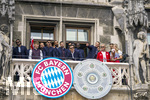 17.05.2026, Fussball Bundesliga 2025/2026, Meisterfeier des FC Bayern München auf dem Rathausbalkon in München. Serge Gnabry (FC Bayern München), Lennart Karl (FC Bayern München), Aleksandar Pavlovic (Bayern München) , Jonathan Tah (FC Bayern München), Raphael Guerreiro (FC Bayern München), Leon Goretzka (FC Bayern München), Alphonso Davies (FC Bayern München), Torwart Manuel Neuer (FC Bayern München) 