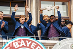17.05.2026, Fussball Bundesliga 2025/2026, Meisterfeier des FC Bayern München auf dem Rathausbalkon in München. Alphonso Davies (FC Bayern München) mit der Meisterschale. Joshua Kimmich (FC Bayern München) Torwart Manuel Neuer (FC Bayern München) 