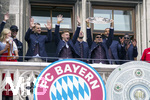 17.05.2026, Fussball Bundesliga 2025/2026, Meisterfeier des FC Bayern München auf dem Rathausbalkon in München. Luis Diaz (FC Bayern München)  mit der Meisterschale.  Torwart Manuel Neuer (FC Bayern München), Joshua Kimmich (FC Bayern München), Harry Kane (FC Bayern München), 
