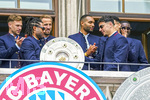 17.05.2026, Fussball Bundesliga 2025/2026, Meisterfeier des FC Bayern München auf dem Rathausbalkon in München. Serge Gnabry (FC Bayern München) mit der Meisterschale. Joshua Kimmich (FC Bayern München), Harry Kane (FC Bayern München), Jonathan Tah (FC Bayern München), Aleksandar Pavlovic (Bayern München)  