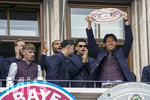 17.05.2026, Fussball Bundesliga 2025/2026, Meisterfeier des FC Bayern München auf dem Rathausbalkon in München. Hiroki Ito (FC Bayern München) mit der Meisterschale. 