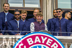 17.05.2026, Fussball Bundesliga 2025/2026, Meisterfeier des FC Bayern München auf dem Rathausbalkon in München. Lennart Karl (FC Bayern München) mit der Meisterschale.  Torwart Manuel Neuer (FC Bayern München), Serge Gnabry (FC Bayern München), Joshua Kimmich (FC Bayern München), Harry Kane (FC Bayern München), Aleksandar Pavlovic (Bayern München)  Luis Diaz (FC Bayern München) Jonathan Tah (FC Bayern München) 