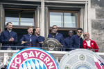 17.05.2026, Fussball Bundesliga 2025/2026, Meisterfeier des FC Bayern München auf dem Rathausbalkon in München. Alphonso Davies (FC Bayern München) mit der Meisterschale. Joshua Kimmich (FC Bayern München) Torwart Manuel Neuer (FC Bayern München) Luis Diaz (FC Bayern München) 