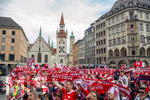 17.05.2026, Fussball Bundesliga 2025/2026, Meisterfeier des FC Bayern München auf dem Rathausbalkon in München.  Bayernfans 