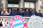 17.05.2026, Fussball Bundesliga 2025/2026, Meisterfeier des FC Bayern München auf dem Rathausbalkon in München. Trainer Vincent Kompany (FC Bayern München) mit der Schale 