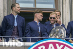17.05.2026, Fussball Bundesliga 2025/2026, Meisterfeier des FC Bayern München auf dem Rathausbalkon in München. Konrad Laimer (FC Bayern München) mit der Meisterschale. Torwart Manuel Neuer (FC Bayern München), Joshua Kimmich (FC Bayern München) 