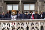17.05.2026, Fussball Bundesliga 2025/2026, Meisterfeier des FC Bayern München auf dem Rathausbalkon in München. Maskottchen Berni, Serge Gnabry (FC Bayern München), Alphonso Davies (FC Bayern München), Jamal Musiala (Bayern München), Hiroki Ito (FC Bayern München), Min-jae Kim (Bayern München, Minjae Kim), Konrad Laimer (FC Bayern München) 