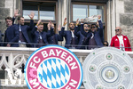 17.05.2026, Fussball Bundesliga 2025/2026, Meisterfeier des FC Bayern München auf dem Rathausbalkon in München. Serge Gnabry (FC Bayern München) mit der Meisterschale. Torwart Manuel Neuer (FC Bayern München), Joshua Kimmich (FC Bayern München), Jonathan Tah (FC Bayern München) 