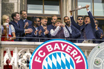 17.05.2026, Fussball Bundesliga 2025/2026, Meisterfeier des FC Bayern München auf dem Rathausbalkon in München.Tom Bischof (Bayern München) mit der Meisterschale.  Torwart Manuel Neuer (FC Bayern München), Serge Gnabry (FC Bayern München), Joshua Kimmich (FC Bayern München), Harry Kane (FC Bayern München), Aleksandar Pavlovic (Bayern München)  Luis Diaz (FC Bayern München) Jonathan Tah (FC Bayern München), Lennart Karl (FC Bayern München) 