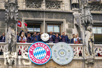 17.05.2026, Fussball Bundesliga 2025/2026, Meisterfeier des FC Bayern München auf dem Rathausbalkon in München. Trainer Vincent Kompany (FC Bayern München) mit der Schale  