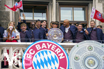 17.05.2026, Fussball Bundesliga 2025/2026, Meisterfeier des FC Bayern München auf dem Rathausbalkon in München. Tom Bischof (Bayern München) und Trainer Vincent Kompany (FC Bayern München) mit der Schale  