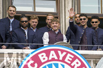 17.05.2026, Fussball Bundesliga 2025/2026, Meisterfeier des FC Bayern München auf dem Rathausbalkon in München. Lennart Karl (FC Bayern München) mit der Meisterschale.  Torwart Manuel Neuer (FC Bayern München), Serge Gnabry (FC Bayern München), Joshua Kimmich (FC Bayern München), Harry Kane (FC Bayern München), Aleksandar Pavlovic (Bayern München)  Luis Diaz (FC Bayern München) Jonathan Tah (FC Bayern München) 