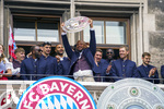 17.05.2026, Fussball Bundesliga 2025/2026, Meisterfeier des FC Bayern München auf dem Rathausbalkon in München. Trainer Vincent Kompany (FC Bayern München) mit der Schale  
