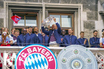 17.05.2026, Fussball Bundesliga 2025/2026, Meisterfeier des FC Bayern München auf dem Rathausbalkon in München. Trainer Vincent Kompany (FC Bayern München) mit der Schale  