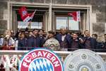 17.05.2026, Fussball Bundesliga 2025/2026, Meisterfeier des FC Bayern München auf dem Rathausbalkon in München. Tom Bischof (Bayern München) und Trainer Vincent Kompany (FC Bayern München) mit der Schale  