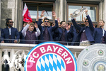17.05.2026, Fussball Bundesliga 2025/2026, Meisterfeier des FC Bayern München auf dem Rathausbalkon in München. Serge Gnabry (FC Bayern München)  mit der Meisterschale. J