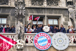 17.05.2026, Fussball Bundesliga 2025/2026, Meisterfeier des FC Bayern München auf dem Rathausbalkon in München. Trainer Vincent Kompany (FC Bayern München) mit der Schale  
