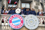 17.05.2026, Fussball Bundesliga 2025/2026, Meisterfeier des FC Bayern München auf dem Rathausbalkon in München. Trainer Vincent Kompany (FC Bayern München) mit der Schale  