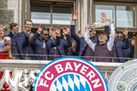 17.05.2026, Fussball Bundesliga 2025/2026, Meisterfeier des FC Bayern München auf dem Rathausbalkon in München. Lennart Karl (FC Bayern München) mit der Meisterschale.  Torwart Manuel Neuer (FC Bayern München), Serge Gnabry (FC Bayern München), Aleksandar Pavlovic (Bayern München)  