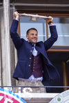 17.05.2026, Fussball Bundesliga 2025/2026, Meisterfeier des FC Bayern München auf dem Rathausbalkon in München. Torwart Manuel Neuer (FC Bayern München) mit Meisterschale 
